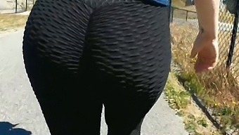 Chơi Công Cộng Với Một Bà Mẹ Tròn Trịa Trong Quần Legging