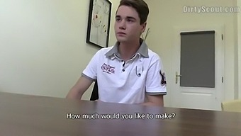 גבר סטרייט מתחיל להתלכלך בסרטון מצלמה נסתרת