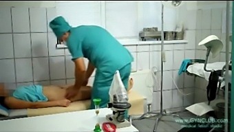 בדיקה גינקולוגית עם משחק אנאלי ואלמנטים של פטיש