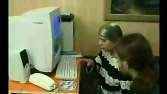 משפחה רוסית מתפנקת באורגיית סווינגינג טאבו