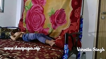נערת דז'י עוסקת בפעילות מינית אינטנסיבית עם גניחות מפתות במהלך סקס אמטורי בקולג'
