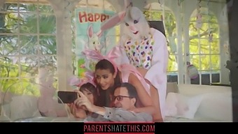 נערה צעירה משתתפת במשחק תפקידים טאבו עם דוד בתור ארנבת הפסחא