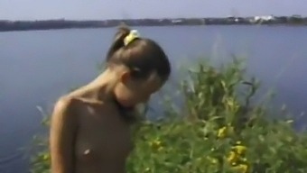 זוג גרמני נהנה ממין אוראלי ונרתיקי בחוץ עם גימור פנים