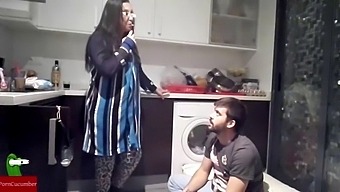 משקפיים פראיים, הדפס נמר, הנאה אינטימית ושיא. חברתי החובבת נתפסה מוקלטת במהלך החוויה המציצנית שלה