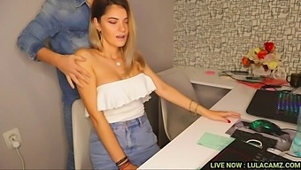 מסאז' חם במשרד עם מזכירה מפתה