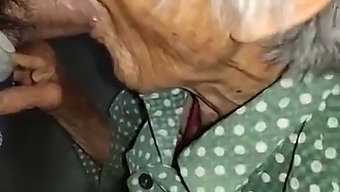 מפגש נלהב של אישה סינית מבוגרת