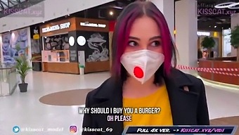 סוכן ציבורי פוגש סטודנט למפגש חם בחנות תחתוניות