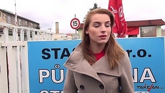 המזכירה ויקטוריה דניאלס מרוצה מהגמירות של מספר גברים בסצנת הארדקור.