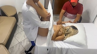 Tôi Tin Rằng Bác Sĩ Phụ Khoa Đang Quan Hệ Tình Dục Với Vợ Tôi Trong Quá Trình Khám, Và Cô Ấy Thích Điều Đó, Theo Ntr Jav
