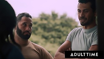 לולו צ'ו, נערת אסיה חמודה, מקבלת זיון פנים ומכוסה בזרע