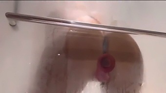 מקס ראיין מציג את המיקום האידיאלי במהלך מקלחת חמה ומשתמש בדילדו לחדירה