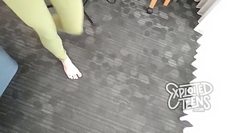 Cô Gái 19 Tuổi Gầy Gò Mặc Quần Yoga Và Thổi Kèn