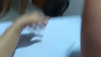 מפגש חוץ נישואין של אישה מסתיים בכך שבעלה מנקה ומשתין.