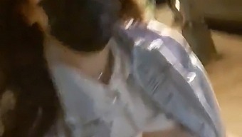 נערה מתבגרת מסתובבת בבית הספר בסגנון רטרו, מחפשת הפסקה מחיי בית הספר האינטנסיביים