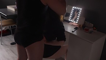 Vợ Được Bú Cu Để Đổi Lấy Thuốc Nhuộm Tóc Từ Chồng Trong Phòng Tắm