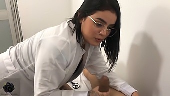 Một Bác Sĩ Với Mông To Hỗ Trợ Rối Loạn Cương Dương Của Khách Hàng - Español.