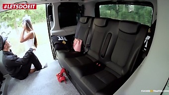 Lồn Chặt Của Cô Gái Trẻ Châu Á Đầy Tinh Trùng Trên Taxi (Killa Raketa)