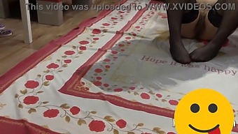 לסביות שעירות עוסקות במשחק שתן מטונף בבית