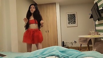 אישה מהממת בשמלה אדומה וללא תחתונים מחפשת את מתנת חג המולד של סקס מחוספס
