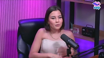 Bị Mắc Kẹt Trong Phòng Thu Mà Không Mặc Quần Áo