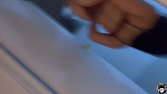 אמא חורגת עם חזה גדול מאפשרת לליטל די לעשות סקס בזמן שבעלה בעבודה. חלק 1.