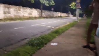 עבודת יד ציבורית מסוכנת עם אדם לא מוכר ומהמם בטרמינל אוטובוס
