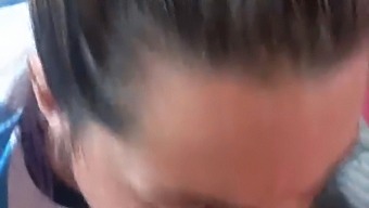 אישה בלונדינית צורכת זרע