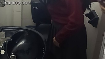 חדר אמבטיה של מעונות קולג' נתפס במצלמה בסרטון אמיתי