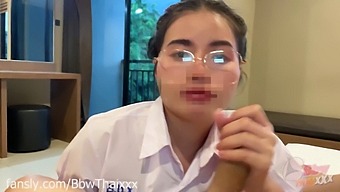 Ước Mơ Của Một Cô Gái Tóc Nâu Trở Thành Hiện Thực Trong Một Cuộc Gặp Gỡ Cosplay Tại Trường Trung Học.
