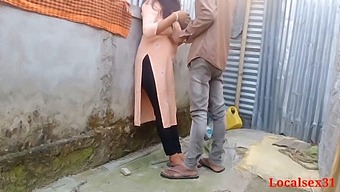 נערות מדינה עוסקות בפעילות מינית בחוץ בסרטון שהוגש על ידי משתמש