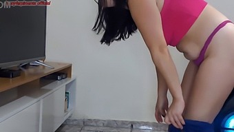 אני מרותק למהלכי הריקוד של הבת החורגת המהממת שלי וחושק בה בצורה אינטימית