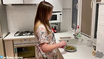 Belle-Mère Donne Un Coup De Main À Son Fils En Manque