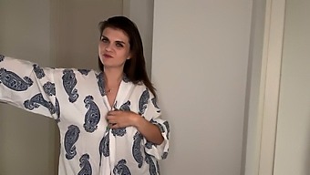 הזין של האב החורג מתחכך על מייבש הכביסה בסרטון תוצרת בית מפתה