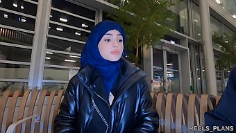 נדג'ה, אישה איראנית מצועפת, חווה חדירה אנאלית בשירותים ובמסדרון במסגרת חילופי מין תמורת כרטיס טיסה