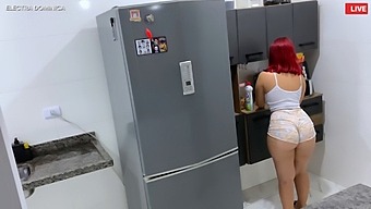 נדלקתי על המכנסיים הקצרים החושפניים של המשרתת והתחת הגדול והמושלם שלה