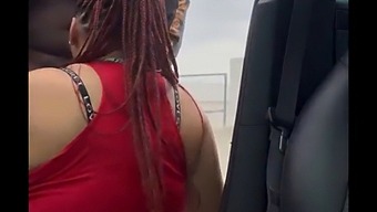 גבר אמצעי נתפס כשהוא מפנק את עצמו בפומבי