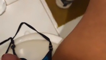 אמא לטינית אמצעי מפתה ומפנקת את הזין בחדר האמבטיה