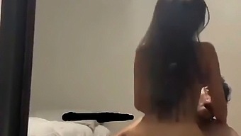 Thiếu Nữ Tóc Vàng Gầy Gò Ngực To Nhảy Múa Trên Một Con Cặc Khổng Lồ.