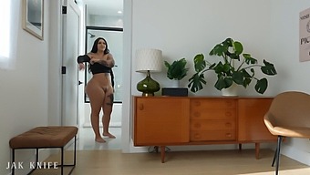 J’essayais De Prendre Une Pisse, Mais Ma Colocataire Roxanne Roselle Faisait Obstacle.